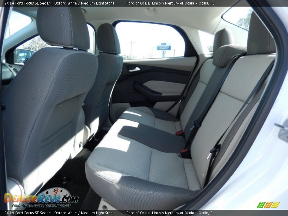 2014 Ford Focus SE Sedan Oxford White / Medium Light Stone Photo #7