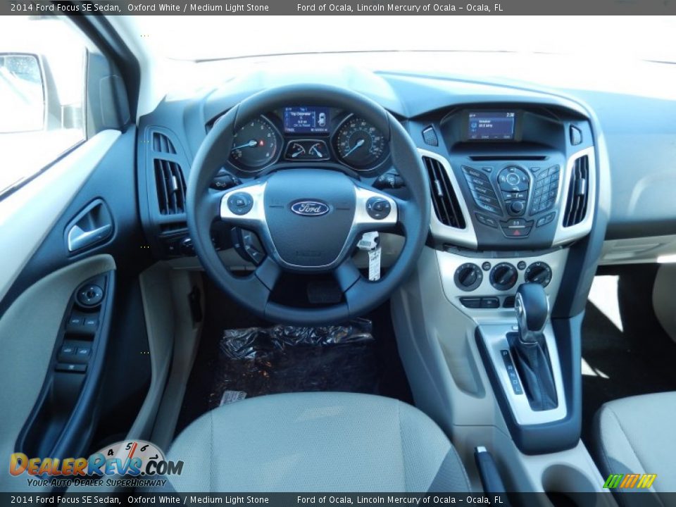 2014 Ford Focus SE Sedan Oxford White / Medium Light Stone Photo #8