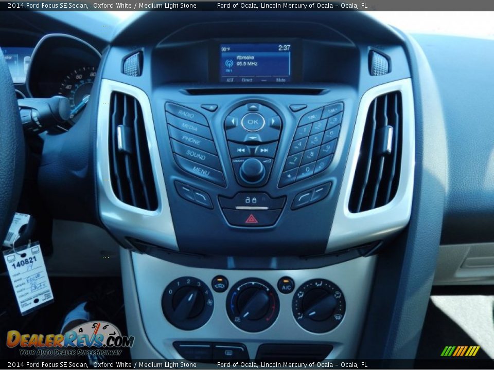 2014 Ford Focus SE Sedan Oxford White / Medium Light Stone Photo #10