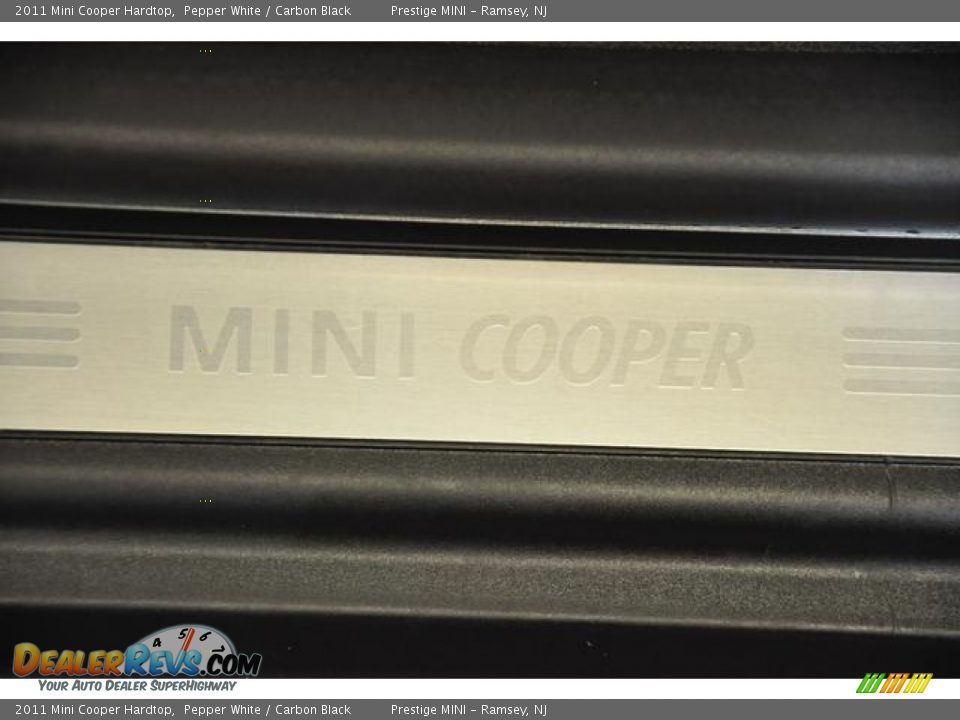 2011 Mini Cooper Hardtop Pepper White / Carbon Black Photo #8