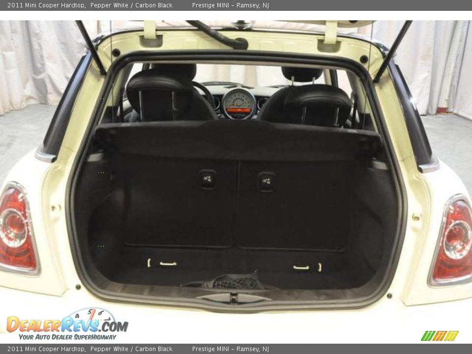 2011 Mini Cooper Hardtop Pepper White / Carbon Black Photo #19