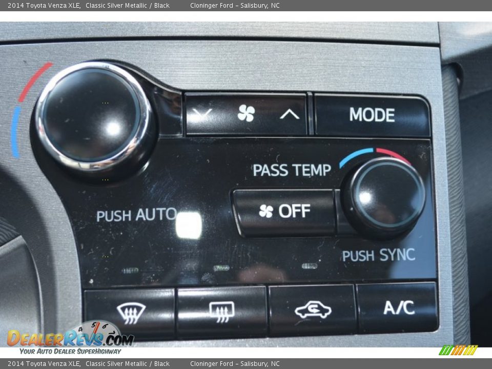 Controls of 2014 Toyota Venza XLE Photo #18