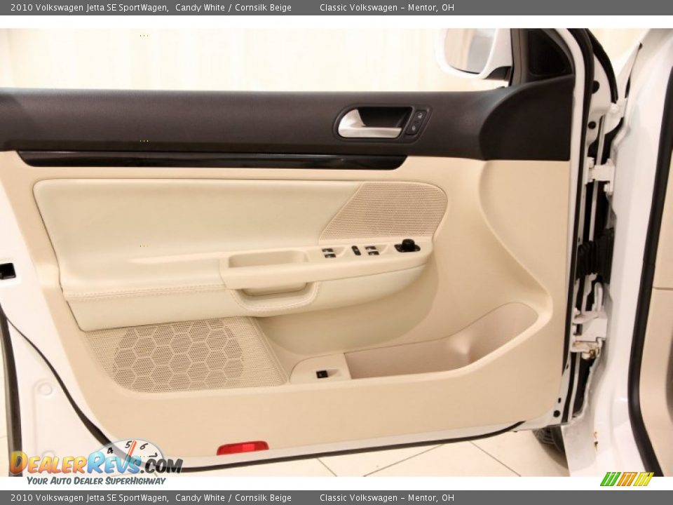Door Panel of 2010 Volkswagen Jetta SE SportWagen Photo #4