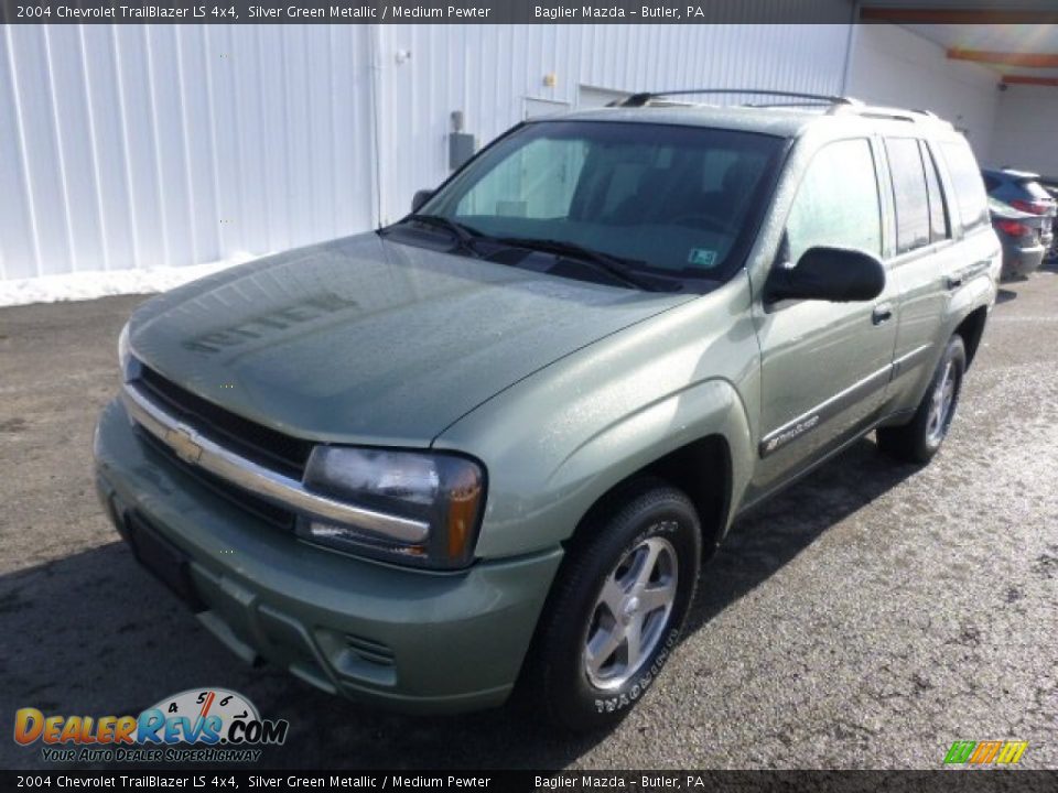 Front 3/4 View of 2004 Chevrolet TrailBlazer LS 4x4 Photo #2