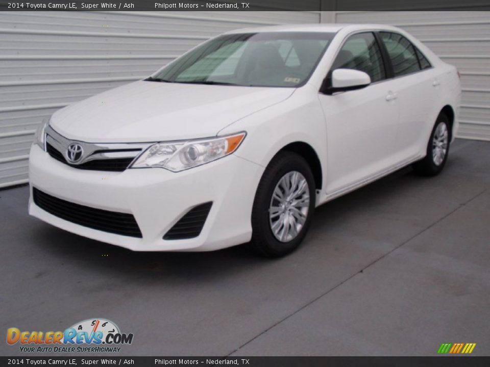 Front 3/4 View of 2014 Toyota Camry LE Photo #7