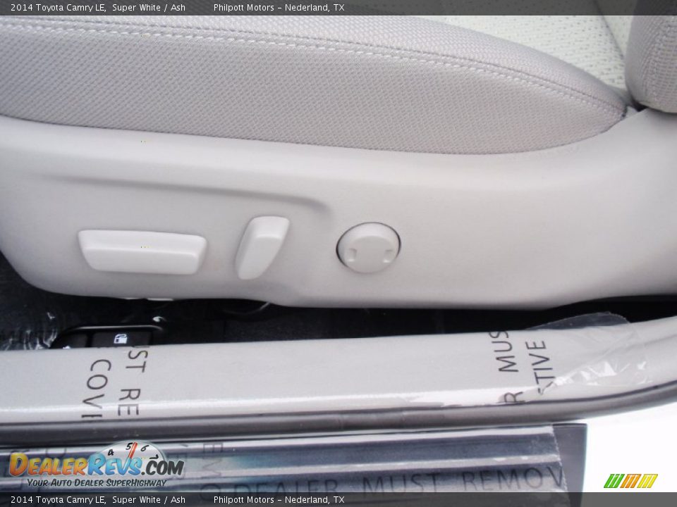 2014 Toyota Camry LE Super White / Ash Photo #30