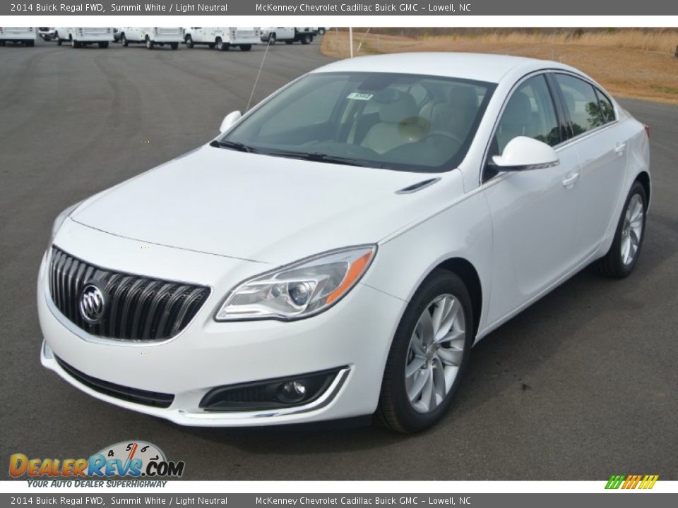 Front 3/4 View of 2014 Buick Regal FWD Photo #2
