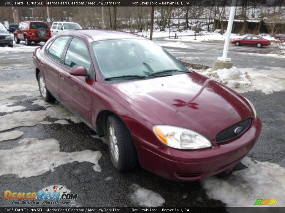 Front 3/4 View of 2005 Ford Taurus SEL Photo #2