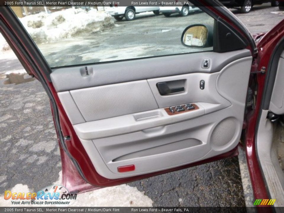 2005 Ford Taurus SEL Merlot Pearl Clearcoat / Medium/Dark Flint Photo #11