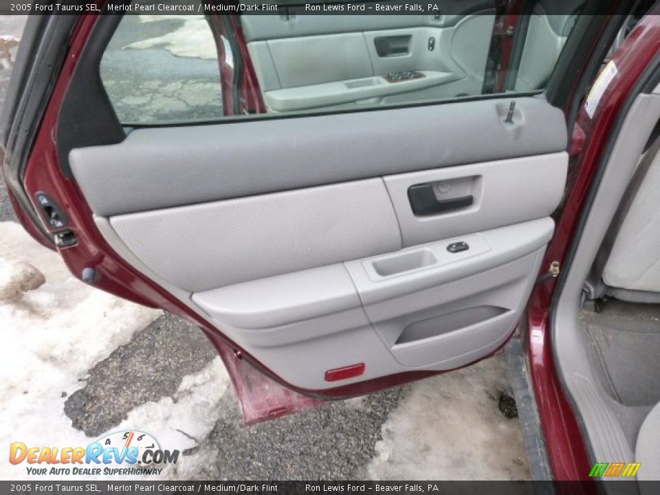 2005 Ford Taurus SEL Merlot Pearl Clearcoat / Medium/Dark Flint Photo #13
