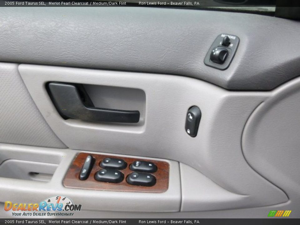 2005 Ford Taurus SEL Merlot Pearl Clearcoat / Medium/Dark Flint Photo #15