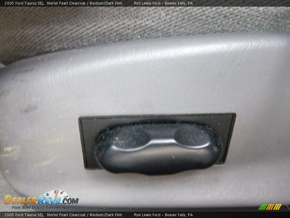 2005 Ford Taurus SEL Merlot Pearl Clearcoat / Medium/Dark Flint Photo #16