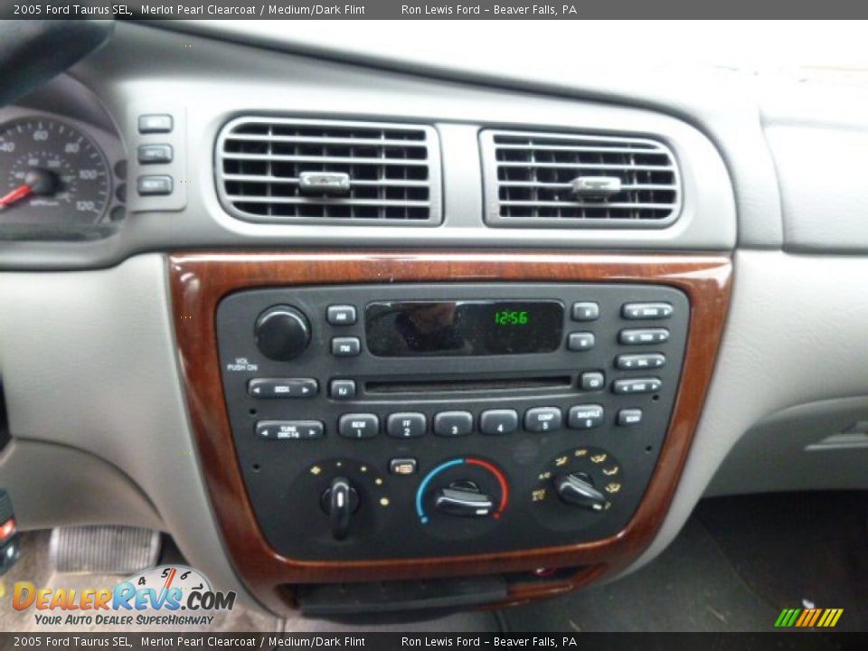 2005 Ford Taurus SEL Merlot Pearl Clearcoat / Medium/Dark Flint Photo #17