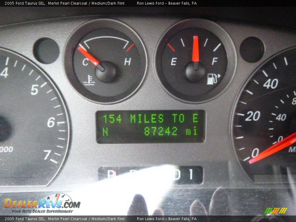 2005 Ford Taurus SEL Merlot Pearl Clearcoat / Medium/Dark Flint Photo #19