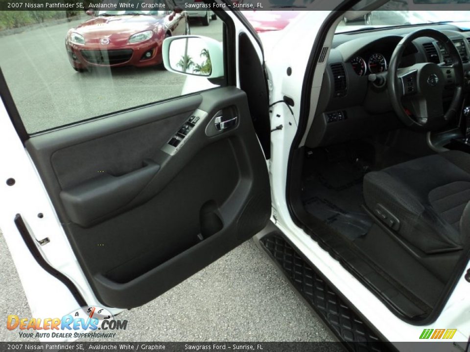 2007 Nissan Pathfinder SE Avalanche White / Graphite Photo #17