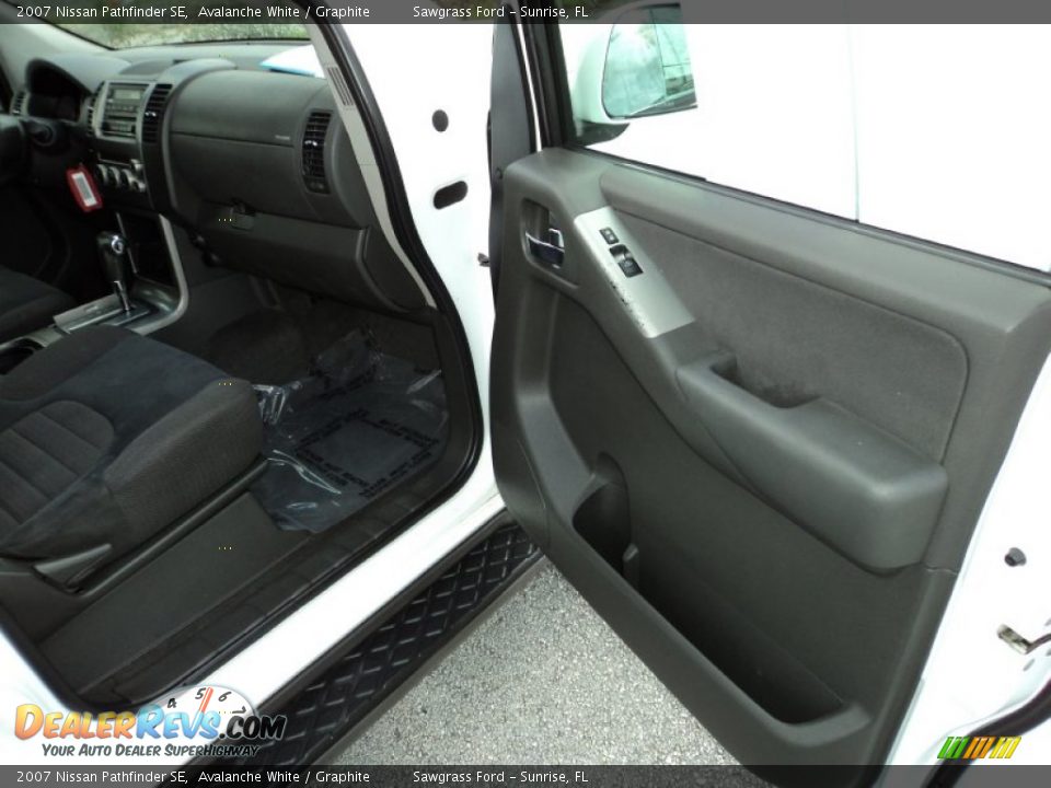 2007 Nissan Pathfinder SE Avalanche White / Graphite Photo #20