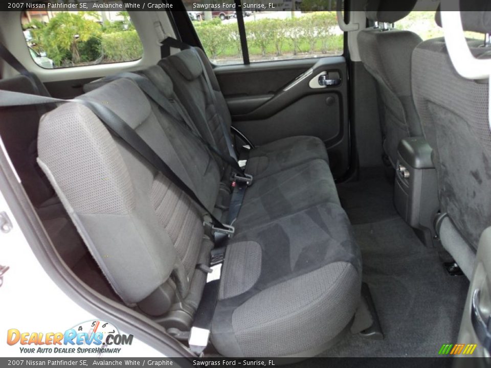 2007 Nissan Pathfinder SE Avalanche White / Graphite Photo #23