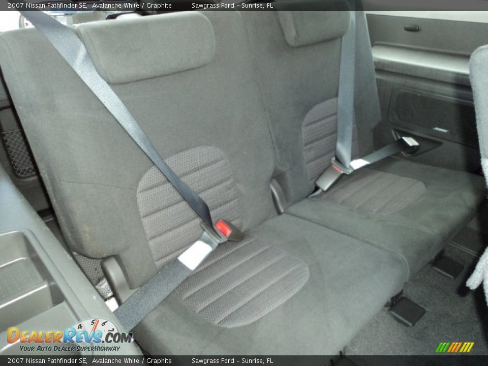 2007 Nissan Pathfinder SE Avalanche White / Graphite Photo #24