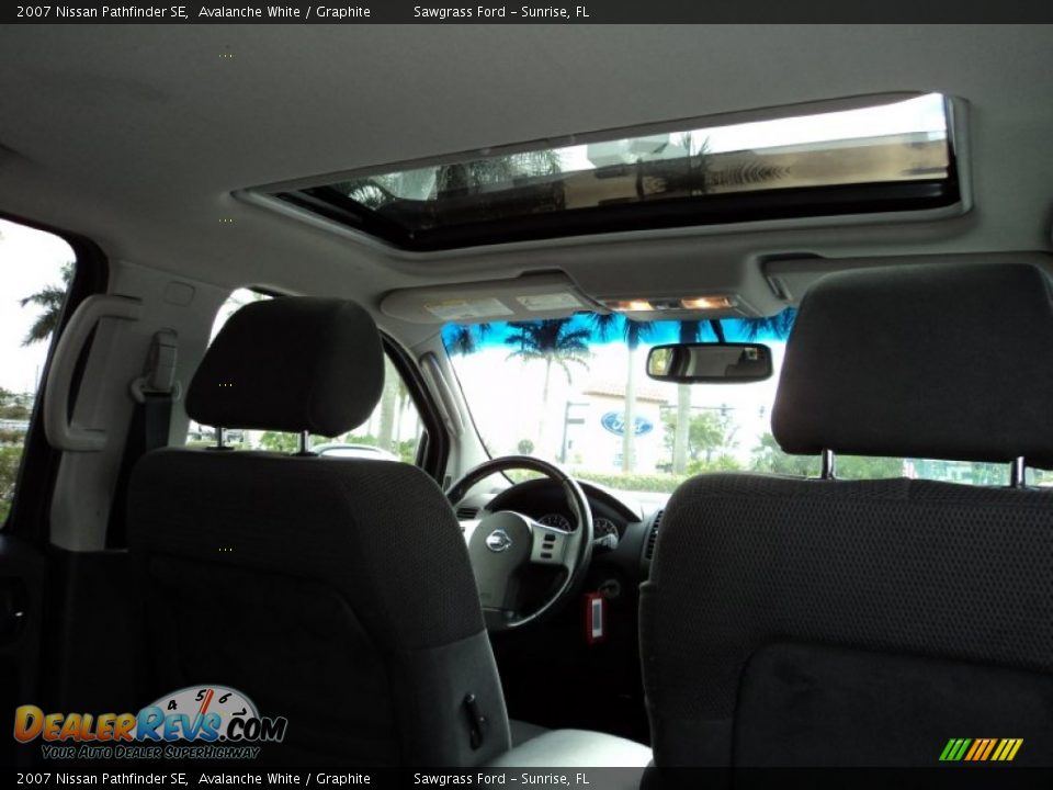 2007 Nissan Pathfinder SE Avalanche White / Graphite Photo #25
