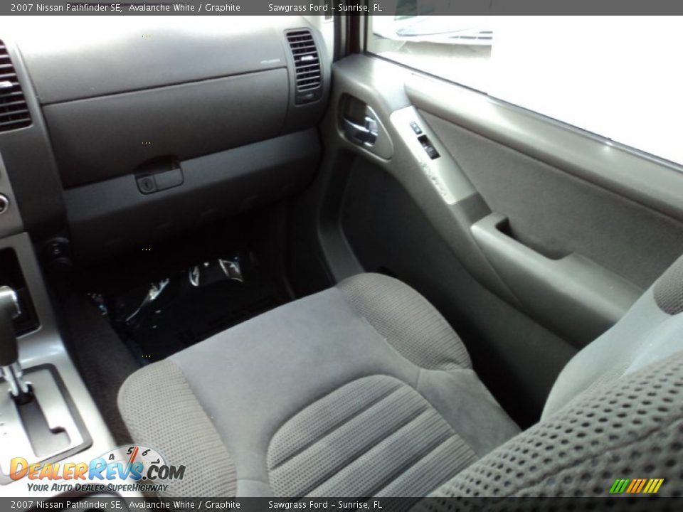2007 Nissan Pathfinder SE Avalanche White / Graphite Photo #29