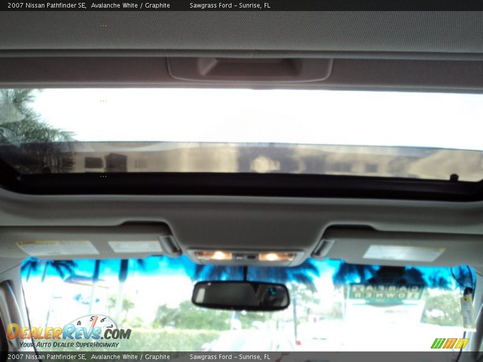 2007 Nissan Pathfinder SE Avalanche White / Graphite Photo #31