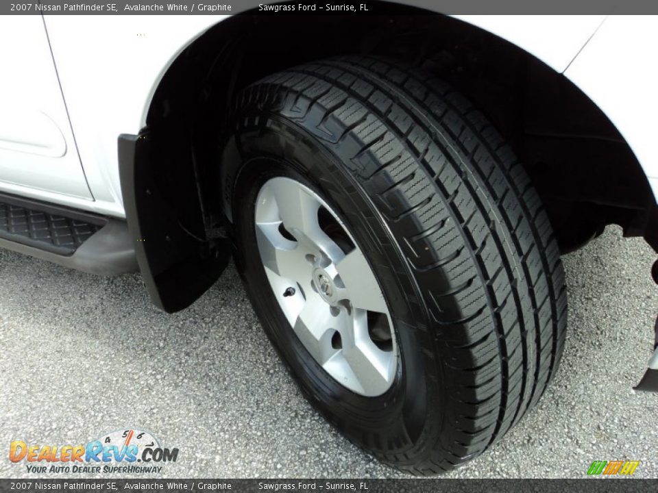 2007 Nissan Pathfinder SE Avalanche White / Graphite Photo #32