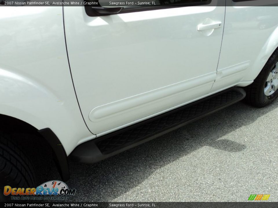 2007 Nissan Pathfinder SE Avalanche White / Graphite Photo #34