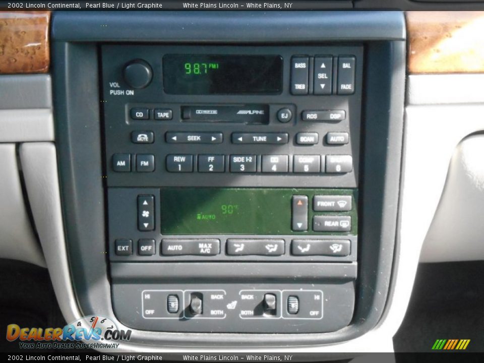 Controls of 2002 Lincoln Continental  Photo #20