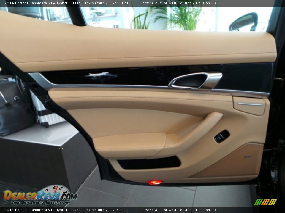 Door Panel of 2014 Porsche Panamera S E-Hybrid Photo #26