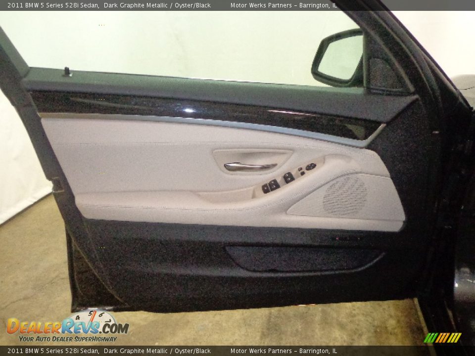 2011 BMW 5 Series 528i Sedan Dark Graphite Metallic / Oyster/Black Photo #19