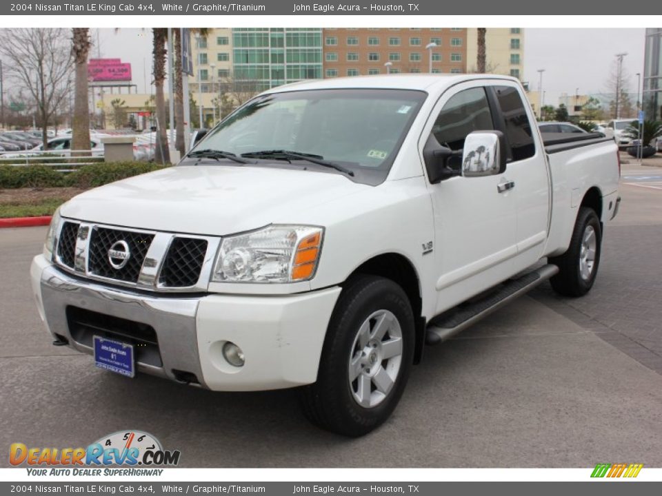 2004 Nissan Titan LE King Cab 4x4 White / Graphite/Titanium Photo #2