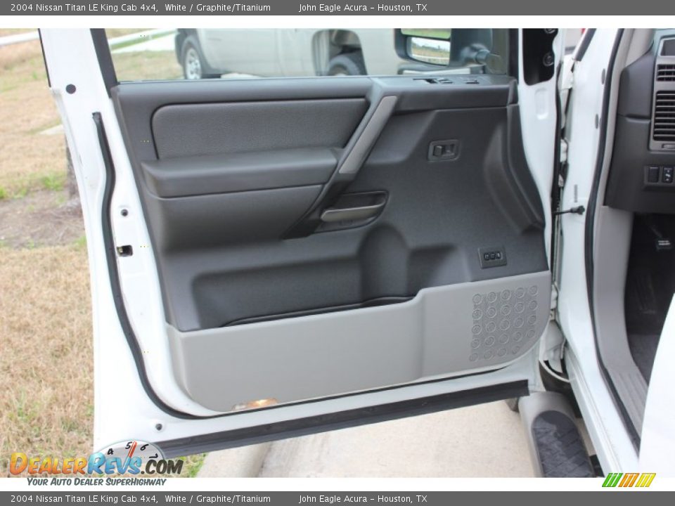 2004 Nissan Titan LE King Cab 4x4 White / Graphite/Titanium Photo #9