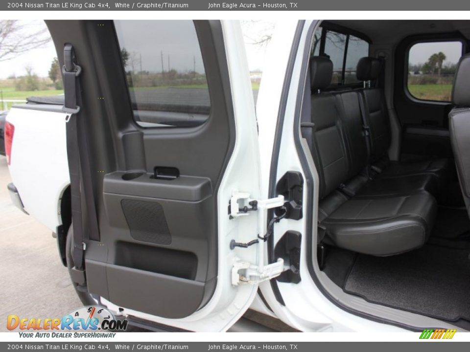 2004 Nissan Titan LE King Cab 4x4 White / Graphite/Titanium Photo #19