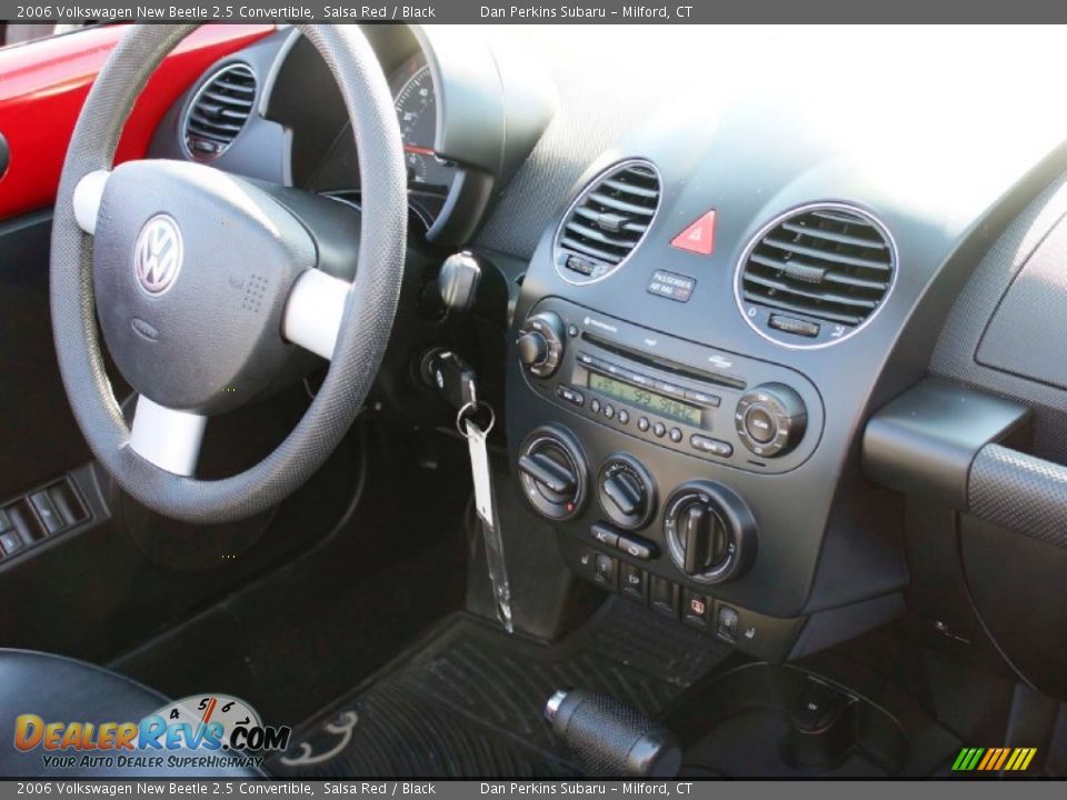 2006 Volkswagen New Beetle 2.5 Convertible Salsa Red / Black Photo #16