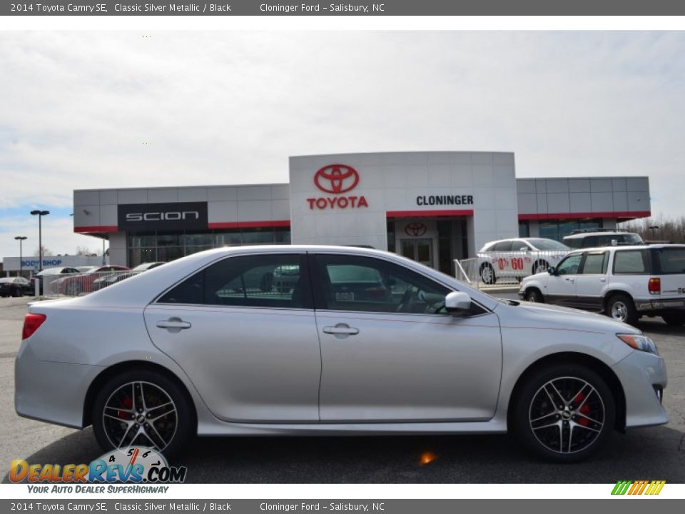 2014 Toyota Camry SE Classic Silver Metallic / Black Photo #2