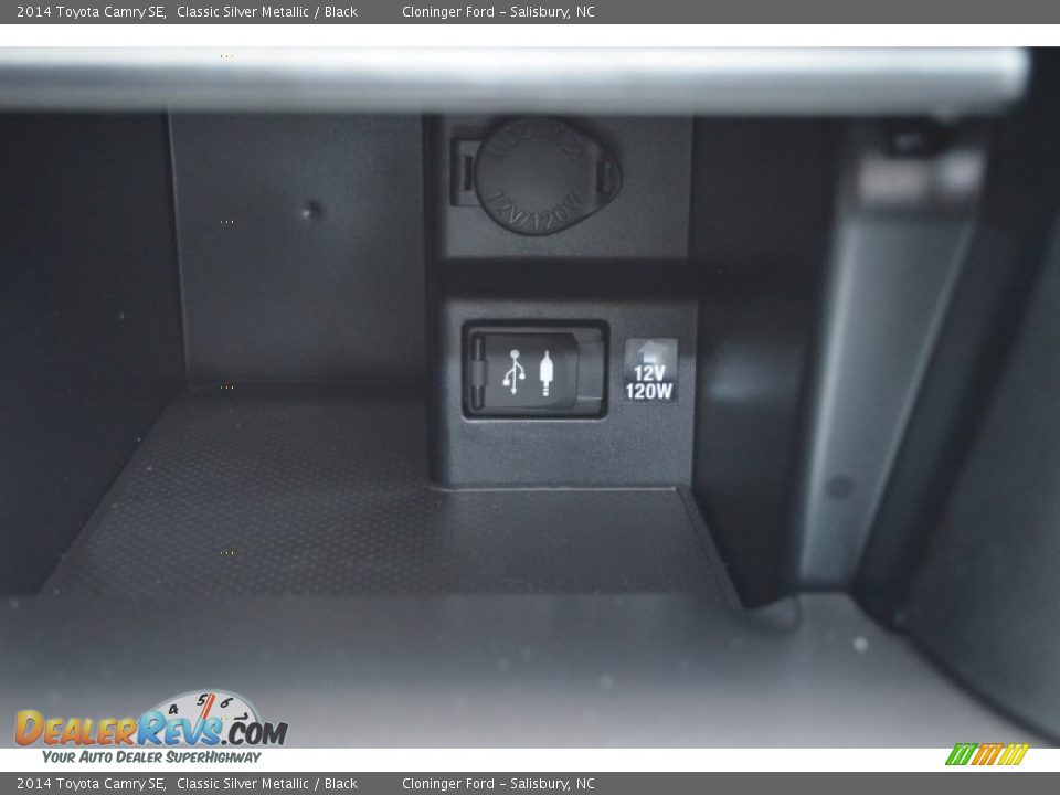 2014 Toyota Camry SE Classic Silver Metallic / Black Photo #15