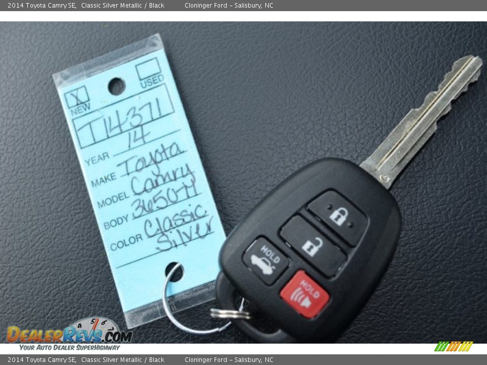 2014 Toyota Camry SE Classic Silver Metallic / Black Photo #24