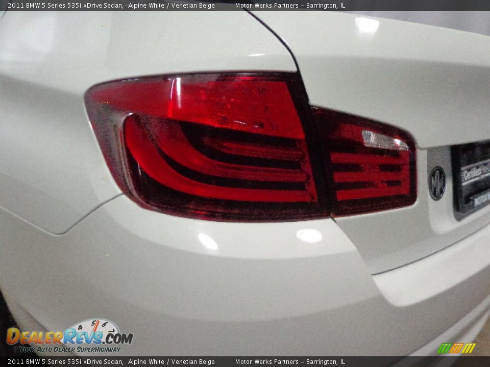 2011 BMW 5 Series 535i xDrive Sedan Alpine White / Venetian Beige Photo #14