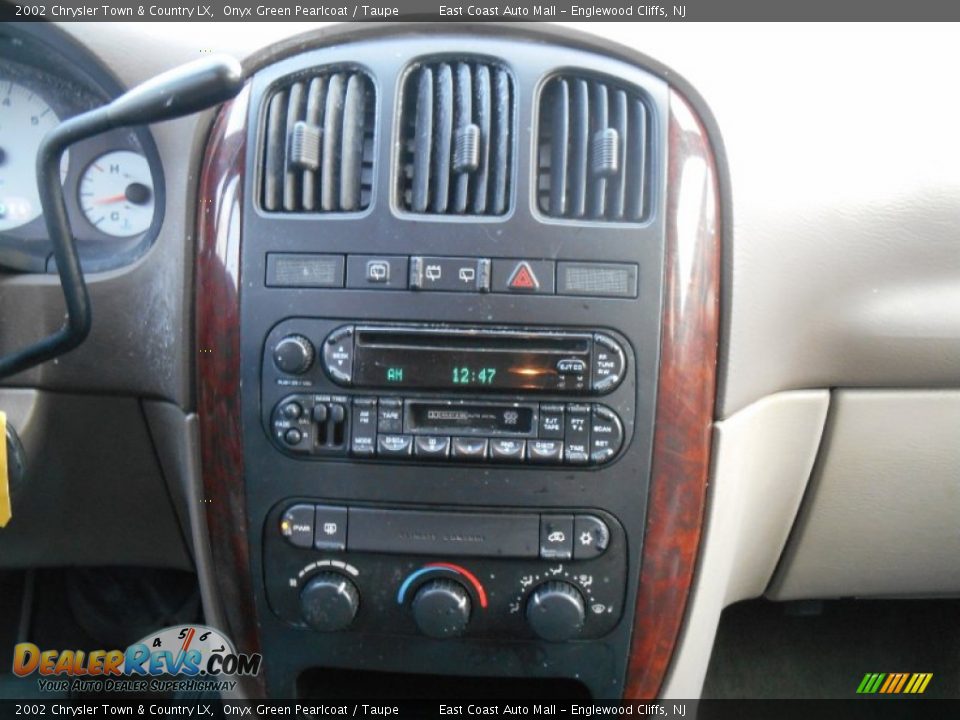 Controls of 2002 Chrysler Town & Country LX Photo #11
