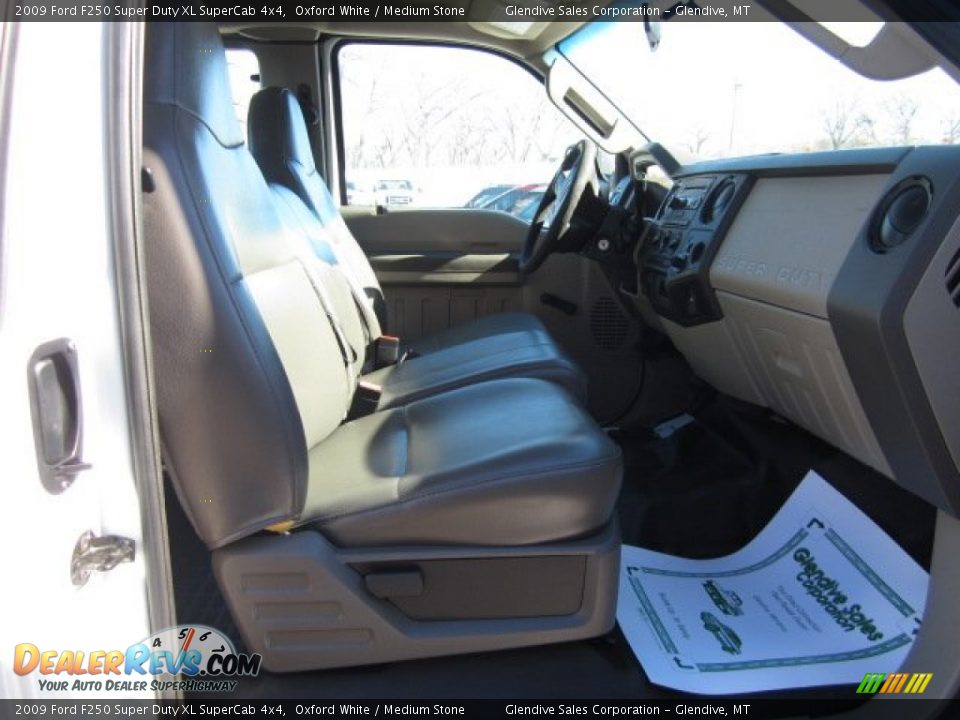 2009 Ford F250 Super Duty XL SuperCab 4x4 Oxford White / Medium Stone Photo #11