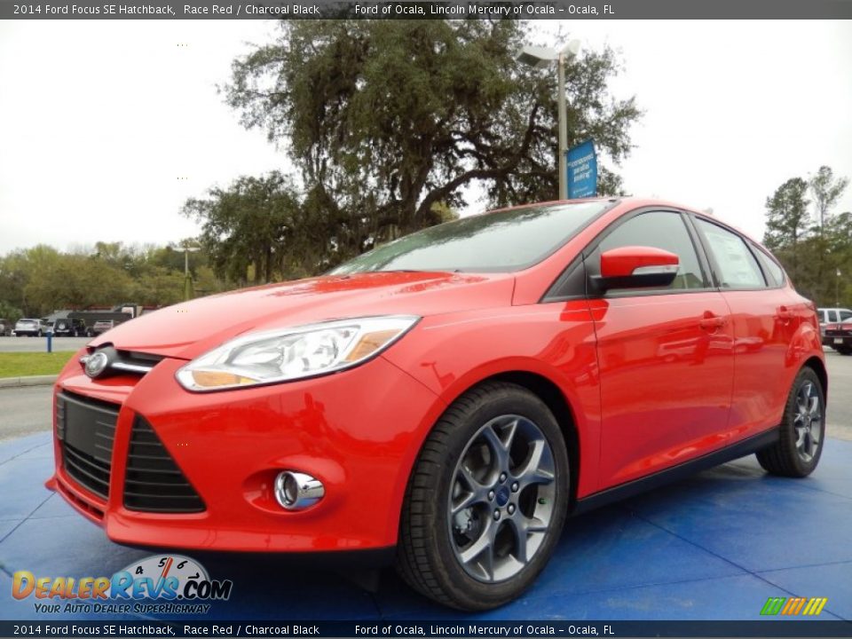 Front 3/4 View of 2014 Ford Focus SE Hatchback Photo #1