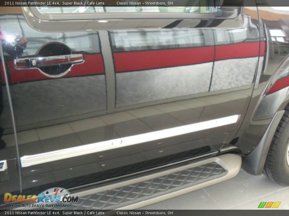 2011 Nissan Pathfinder LE 4x4 Super Black / Cafe Latte Photo #33