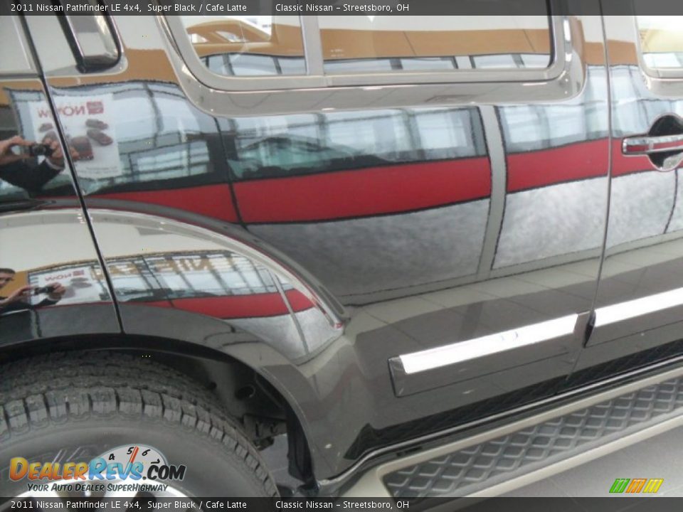 2011 Nissan Pathfinder LE 4x4 Super Black / Cafe Latte Photo #34