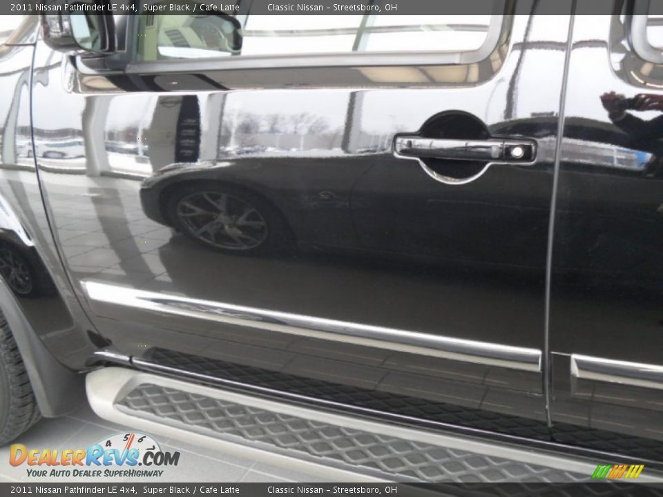 2011 Nissan Pathfinder LE 4x4 Super Black / Cafe Latte Photo #36