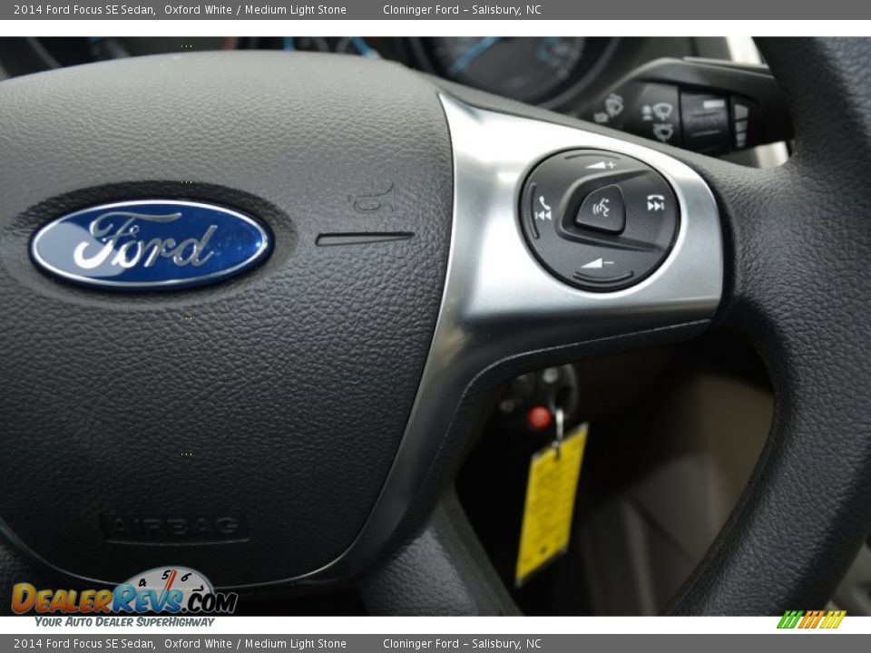 2014 Ford Focus SE Sedan Oxford White / Medium Light Stone Photo #16