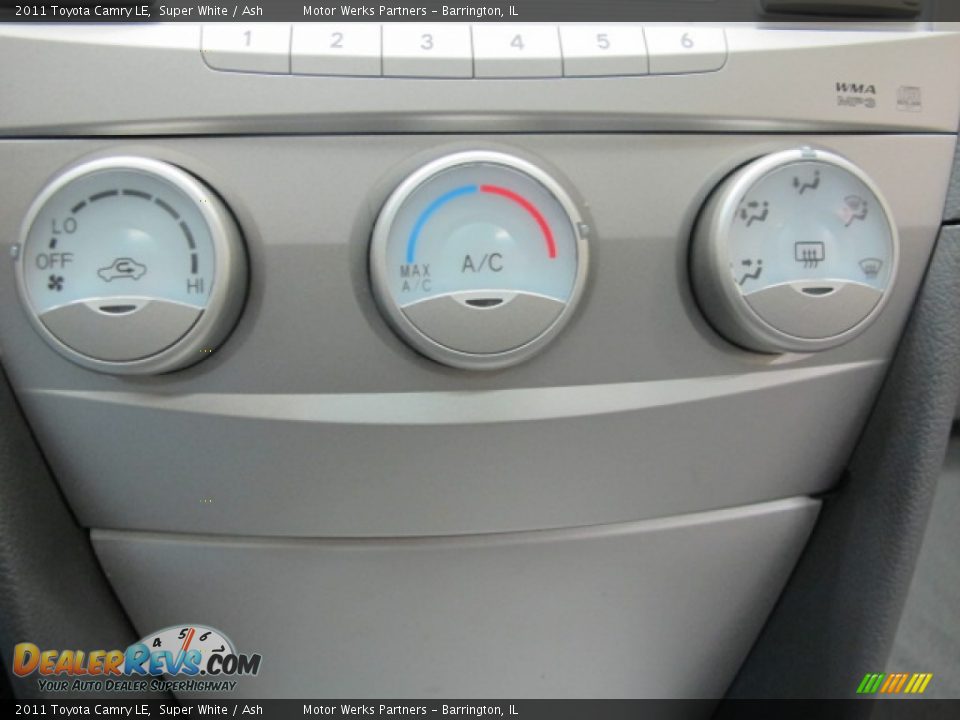 2011 Toyota Camry LE Super White / Ash Photo #31