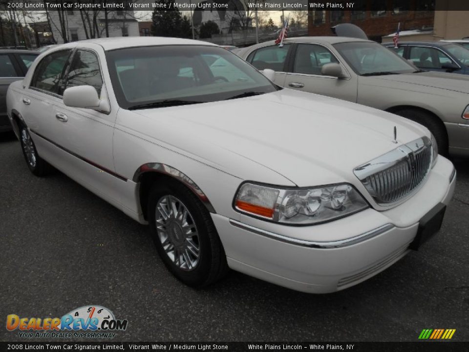 Front 3/4 View of 2008 Lincoln Town Car Signature Limited Photo #2