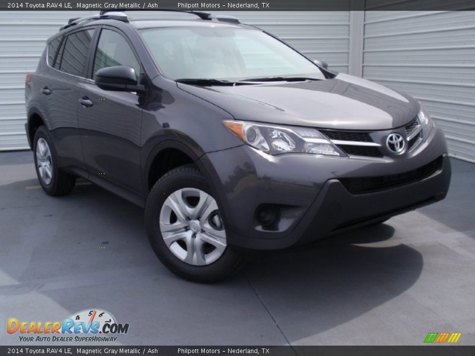 Front 3/4 View of 2014 Toyota RAV4 LE Photo #2