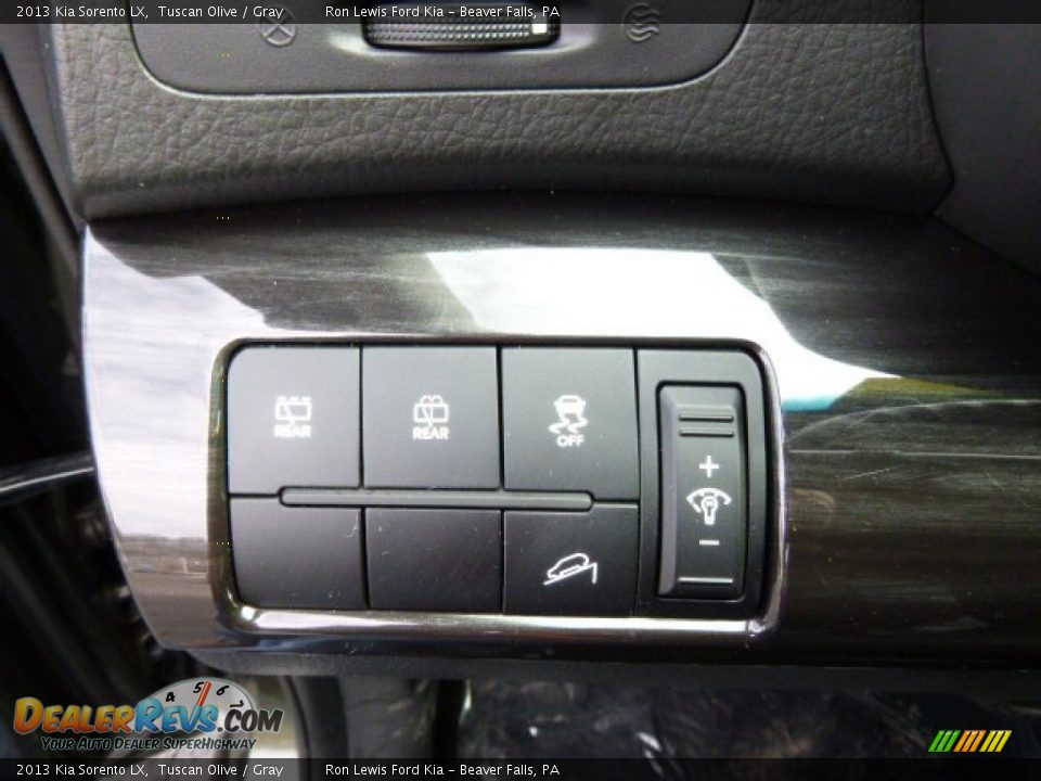 Controls of 2013 Kia Sorento LX Photo #17