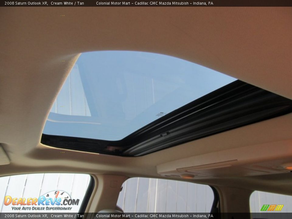 2008 Saturn Outlook XR Cream White / Tan Photo #12